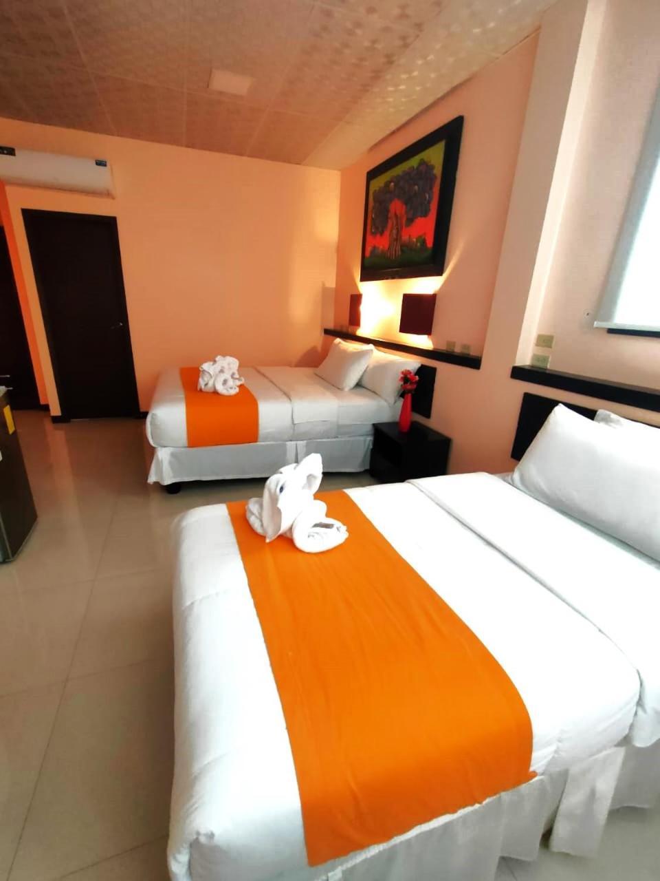 Hotel Los Algarrobos Puerto Baquerizo Moreno Dış mekan fotoğraf