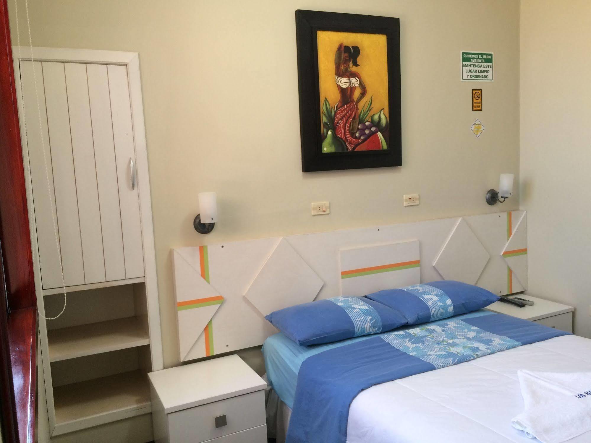 Hotel Los Algarrobos Puerto Baquerizo Moreno Dış mekan fotoğraf