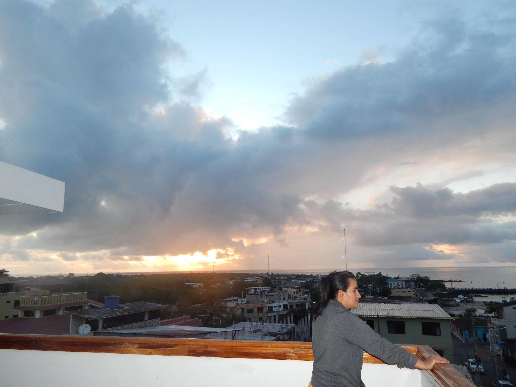 Hotel Los Algarrobos Puerto Baquerizo Moreno Dış mekan fotoğraf