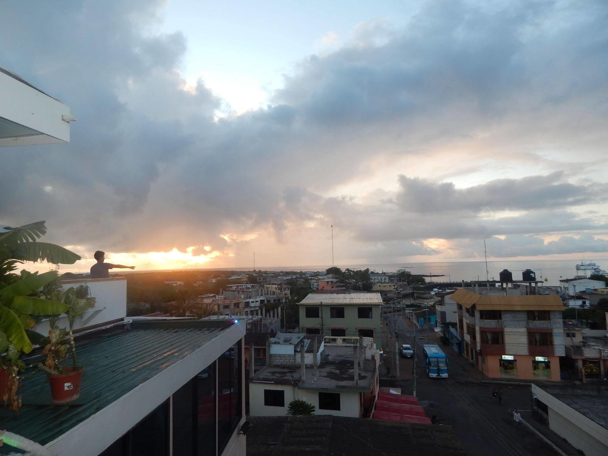 Hotel Los Algarrobos Puerto Baquerizo Moreno Dış mekan fotoğraf